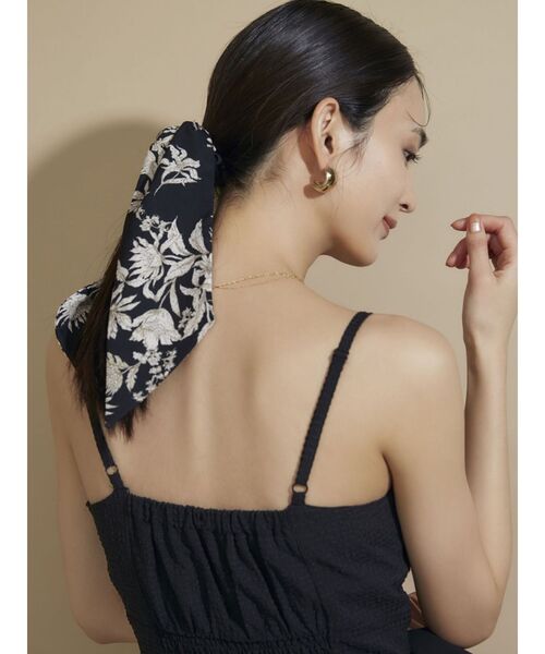 RESEXXY（リゼクシー）の「ニュアンスフラワースカーフ（シュシュ・レディース・アイボリー/ブラック・FREE）」の3枚目の写真