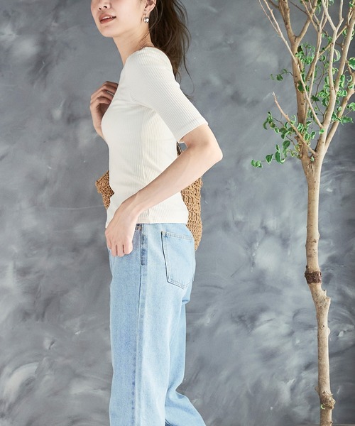 anown（アノン）の「バックオープン トップス Tシャツ 半袖 背中あき 肌見せ リブTシャツ カットソー 五分袖 ボーダー 無地 二の腕カバー カジュアル（Tシャツ/カットソー・レディース・ベージュ/ブラック/オフホワイト/ホワイト系/グレイッシュベージュ・FREE）」の13枚目の写真