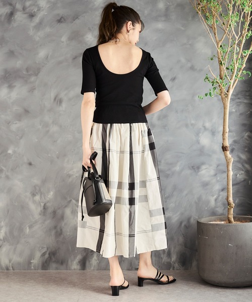 anown（アノン）の「バックオープン トップス Tシャツ 半袖 背中あき 肌見せ リブTシャツ カットソー 五分袖 ボーダー 無地 二の腕カバー カジュアル（Tシャツ/カットソー・レディース・ベージュ/ブラック/オフホワイト/ホワイト系/グレイッシュベージュ・FREE）」の15枚目の写真