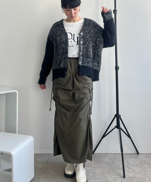 LHELBIE(レルビエ)の「フェザー×ラメニットカーディガン(カーディガン/ボレロ・レディース・シルバー/ブラック/ゴールド・M)」の4枚目の写真
