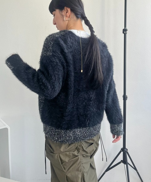 LHELBIE(レルビエ)の「フェザー×ラメニットカーディガン(カーディガン/ボレロ・レディース・シルバー/ブラック/ゴールド・M)」の6枚目の写真