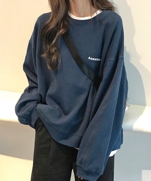 SHEENA(シーナ)の「ミニ裏毛ワンポイントロゴルーズトレーナー(スウェット・レディース・ネイビー/グレー・M)」の2枚目の写真