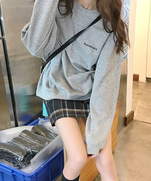 SHEENA(シーナ)の「ミニ裏毛ワンポイントロゴルーズトレーナー(スウェット・レディース・ネイビー/グレー・M)」の5枚目の写真