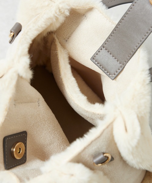 un dix cors（アンディコール）の「リバーシブルムートン風2WAYバッグ（ハンドバッグ・レディース・グレイッシュベージュ/オフホワイト・FREE）」の11枚目の写真