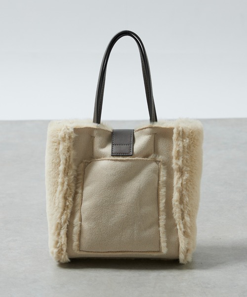 un dix cors（アンディコール）の「リバーシブルムートン風2WAYバッグ（ハンドバッグ・レディース・グレイッシュベージュ/オフホワイト・FREE）」の4枚目の写真