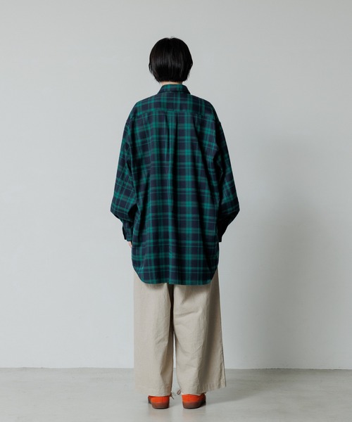 ADAM ET ROPE'(アダムエロペ)の「【WEB限定】スーパールーズシルエット ビッグブロックチェック シャツ / ユニセックス(シャツ/ブラウス・メンズ・グリーン系その他/ホワイト系その他/レッド系その他・L/M)」の11枚目の写真