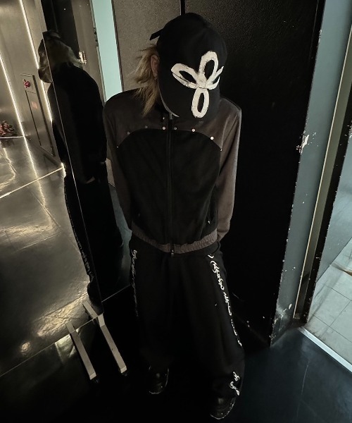 XU（エックスユー）の「ストリートファッション XU エックスユー rivet suede biker jacket スタッズ 長袖ジャケット トラックジャケット オーバーサイズ ジップジャケット 羽織り 韓国ファッション 韓国ストリート（ミリタリージャケット・メンズ・ブラック・ONE SIZE）」の4枚目の写真