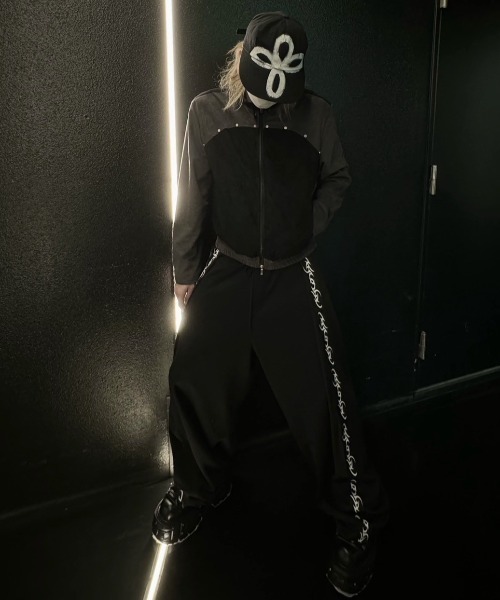 XU（エックスユー）の「ストリートファッション XU エックスユー rivet suede biker jacket スタッズ 長袖ジャケット トラックジャケット オーバーサイズ ジップジャケット 羽織り 韓国ファッション 韓国ストリート（ミリタリージャケット・メンズ・ブラック・ONE SIZE）」の2枚目の写真