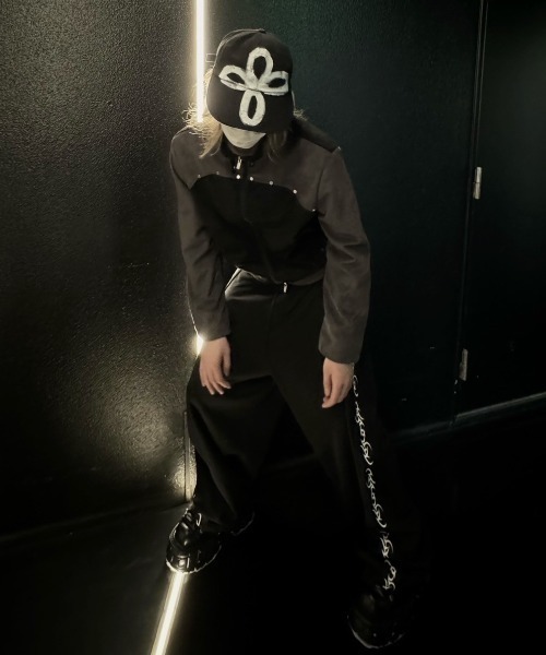 XU（エックスユー）の「ストリートファッション XU エックスユー rivet suede biker jacket スタッズ 長袖ジャケット トラックジャケット オーバーサイズ ジップジャケット 羽織り 韓国ファッション 韓国ストリート（ミリタリージャケット・メンズ・ブラック・ONE SIZE）」の3枚目の写真