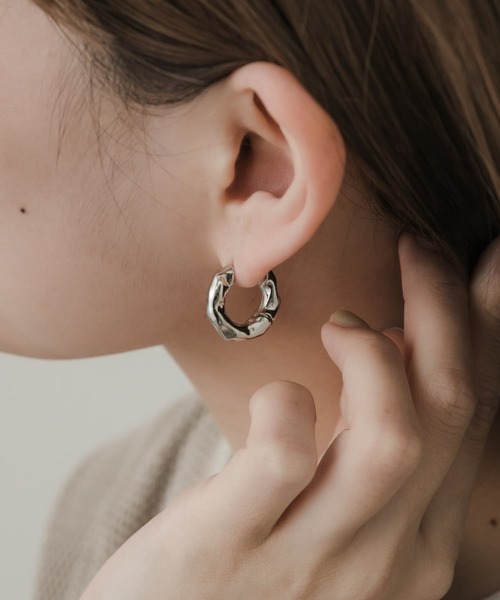 SMELLY(スメリー)の「メタルニュアンスワンタッチピアス(ピアス(両耳用)・レディース・シルバー/ゴールド・-)」の2枚目の写真
