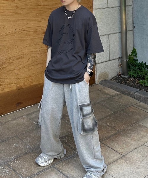 Chikashitsu +（チカシツプラス）の「【Chikashitsu +】logo graphic t-shirt 2 / ロゴグラフィック半袖Tシャツ（Tシャツ/カットソー・メンズ・チャコール/ブラック/ホワイト・ONE SIZE）」の3枚目の写真