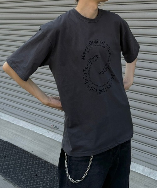 Chikashitsu +（チカシツプラス）の「【Chikashitsu +】logo graphic t-shirt 2 / ロゴグラフィック半袖Tシャツ（Tシャツ/カットソー・メンズ・チャコール/ブラック/ホワイト・ONE SIZE）」の4枚目の写真