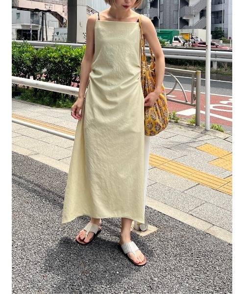 BLACK BY MOUSSY（ブラックバイマウジー）の「side gather long dress(サイドギャザーロングドレス)（ワンピース・レディース・ブラック/ライトベージュ/カーキ・1/2）」の2枚目の写真