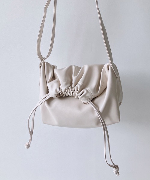 AS KNOW AS plus(アズノゥアズプラス)の「◎ニコラス 巾着 ショルダーバッグ(ショルダーバッグ・レディース・アイボリー/ブラック/シルバー・FREE)」の2枚目の写真