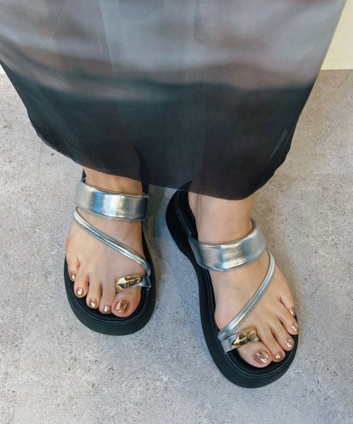 Solace（ソレイス）の「メタリックポイントサンダル（サンダル・レディース・シルバー/ブラック・LARGE/MEDIUM/SMALL）」の19枚目の写真