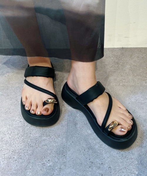 Solace（ソレイス）の「メタリックポイントサンダル（サンダル・レディース・シルバー/ブラック・LARGE/MEDIUM/SMALL）」の13枚目の写真