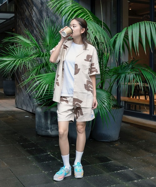 BANKS(バンクス)の「SS SHIRT/BANKS JOURNAL(バンクスジャーナル)総柄半袖Tシャツ(シャツ/ブラウス・メンズ・ベージュ・LARGE/MEDIUM/X-LARGE)」の2枚目の写真