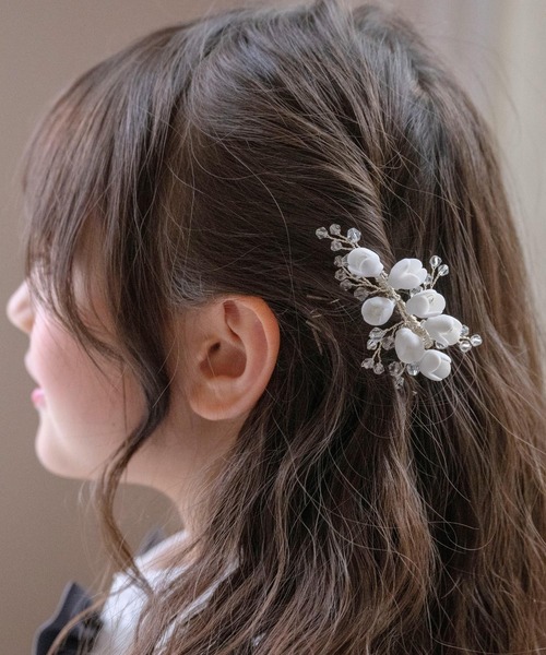 Catherine Cottage(キャサリンコテージ)の「セラミックフラワーとビーズのエレガントヘアコーム(その他ヘアアクセサリー・キッズ・ホワイト系1/ホワイト系2/ホワイト系3・FREE)」の2枚目の写真