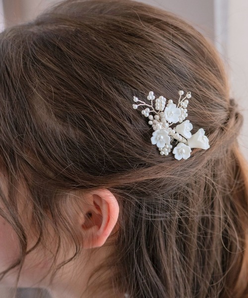 Catherine Cottage(キャサリンコテージ)の「セラミックフラワーとビーズのエレガントヘアコーム(その他ヘアアクセサリー・キッズ・ホワイト系1/ホワイト系2/ホワイト系3・FREE)」の3枚目の写真
