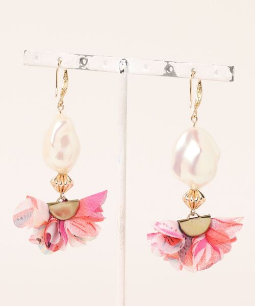 tone（トーン）の「【Astyle】パール×フラワータッセルステンレスピアス(MA)（ピアス（両耳用）・レディース・ゴールド・FREE）」の3枚目の写真
