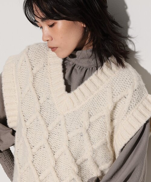 ケーブルニットベスト