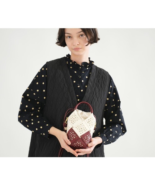 genten(ゲンテン)の「【WEB限定カラー】サステナブルカットワーク ポシェット(ショルダーバッグ・レディース・ネイビー/ワイン・FREE)」の1枚目の写真