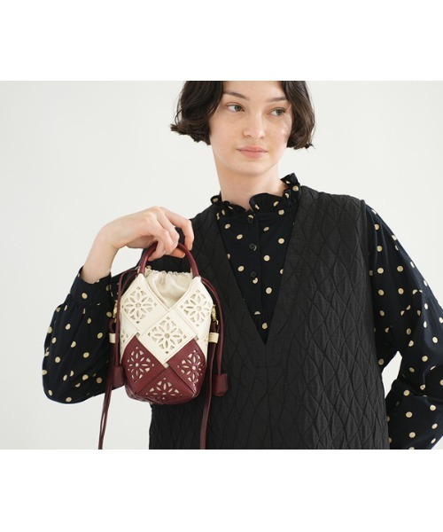 genten(ゲンテン)の「【WEB限定カラー】サステナブルカットワーク ポシェット(ショルダーバッグ・レディース・ネイビー/ワイン・FREE)」の7枚目の写真