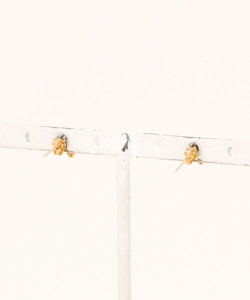 Three Four Time(スリーフォータイム)の「ミニフープキュービックK18ポストピアス(ピアス(両耳用)・レディース・ゴールド/シルバー・FREE)」の5枚目の写真