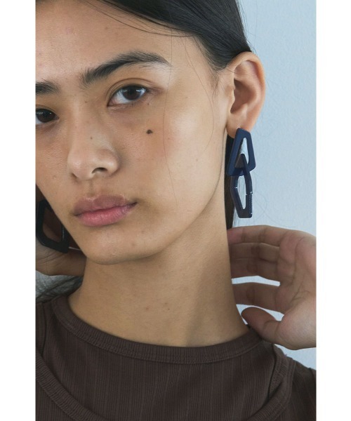 marjour（マージュール）の「[STAINLESS POST]MARBLE PIERCE（ピアス（両耳用）・レディース・ブラウン/ネイビー・FREE）」の2枚目の写真