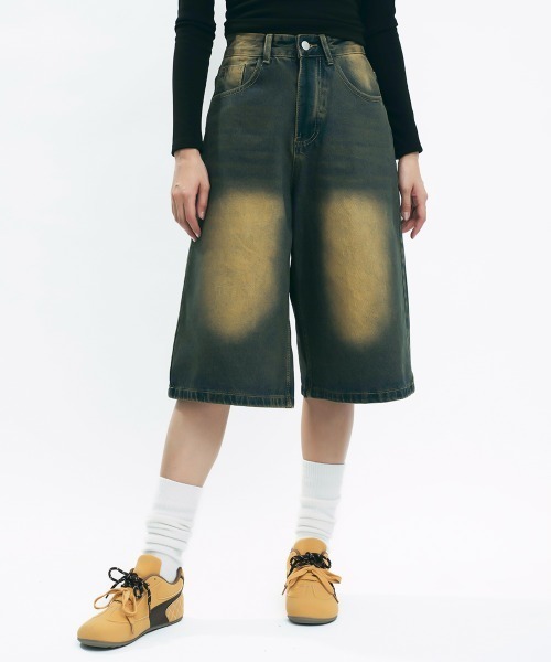 Clum(クルム)の「Vintage like wide denim shorts / ヴィンテージライクワイドデニムハーフパンツ(デニムパンツ・レディース・ブラック/ライトブルー/グレー/ブルー/ダークブルー・MEDIUM/SMALL)」の5枚目の写真
