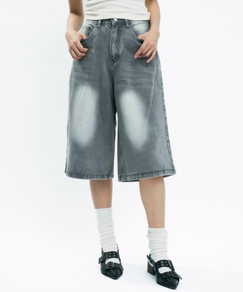 Clum(クルム)の「Vintage like wide denim shorts / ヴィンテージライクワイドデニムハーフパンツ(デニムパンツ・レディース・ブラック/ライトブルー/グレー/ブルー/ダークブルー・MEDIUM/SMALL)」の2枚目の写真