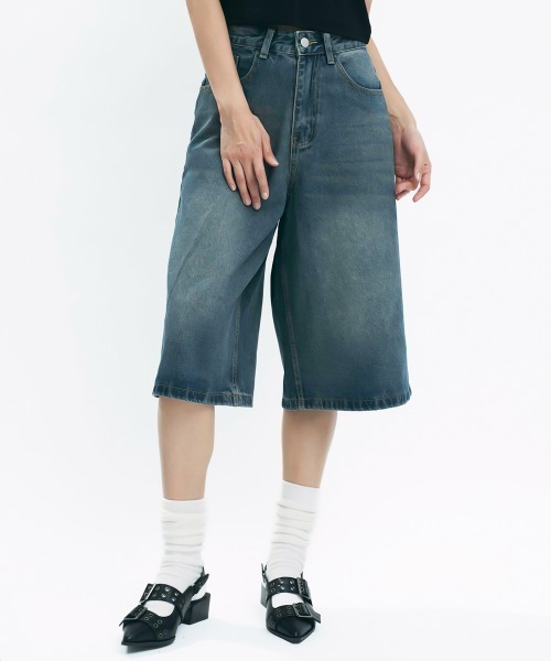 Clum(クルム)の「Vintage like wide denim shorts / ヴィンテージライクワイドデニムハーフパンツ(デニムパンツ・レディース・ブラック/ライトブルー/グレー/ブルー/ダークブルー・MEDIUM/SMALL)」の6枚目の写真