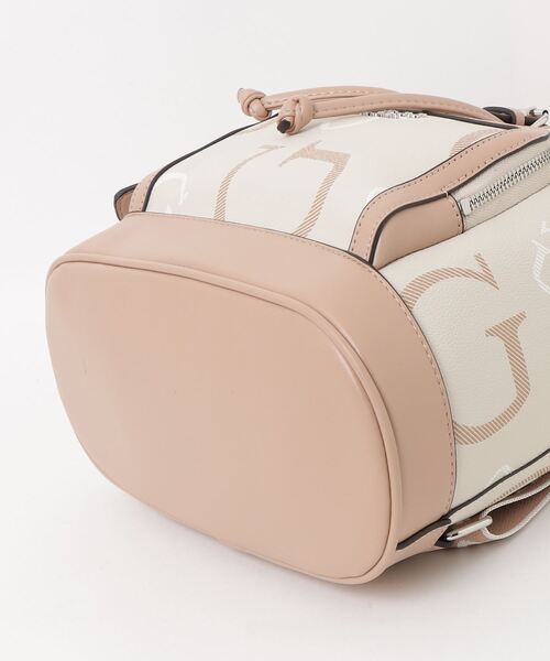 Guess（ゲス）の「SELAH Flap Backpack バックパック リュックサック（バックパック/リュック・レディース・ベージュ/ダークグレー・ONE SIZE）」の16枚目の写真