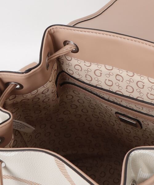 Guess（ゲス）の「SELAH Flap Backpack バックパック リュックサック（バックパック/リュック・レディース・ベージュ/ダークグレー・ONE SIZE）」の17枚目の写真