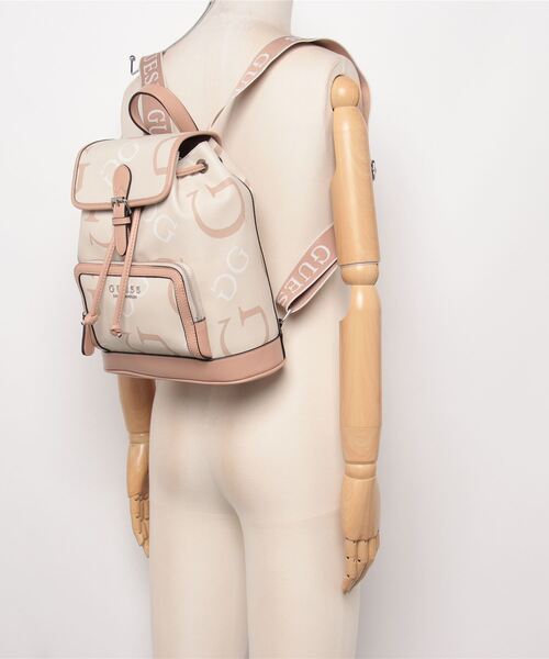 Guess（ゲス）の「SELAH Flap Backpack バックパック リュックサック（バックパック/リュック・レディース・ベージュ/ダークグレー・ONE SIZE）」の18枚目の写真