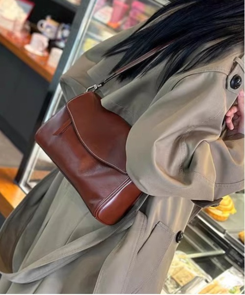 NiiNa(ニーナ)の「【 NiiNa / ニーナ 】【高品質牛革】2wayレトロカジュアルワンハンドルショルダーバッグ(ショルダーバッグ・レディース・ブラウン/ダークブラウン/グリーン/ブラック/ブラウン系・FREE)」の4枚目の写真