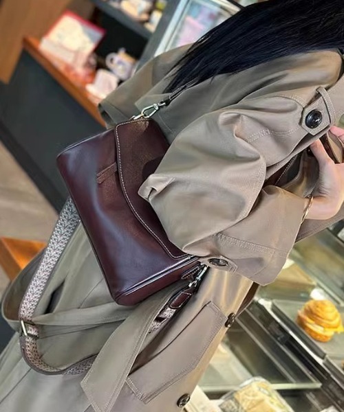 NiiNa(ニーナ)の「【 NiiNa / ニーナ 】【高品質牛革】2wayレトロカジュアルワンハンドルショルダーバッグ(ショルダーバッグ・レディース・ブラウン/ダークブラウン/グリーン/ブラック/ブラウン系・FREE)」の2枚目の写真