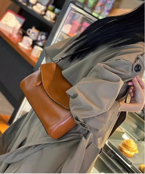 NiiNa(ニーナ)の「【 NiiNa / ニーナ 】【高品質牛革】2wayレトロカジュアルワンハンドルショルダーバッグ(ショルダーバッグ・レディース・ブラウン/ダークブラウン/グリーン/ブラック/ブラウン系・FREE)」の3枚目の写真