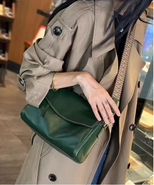 NiiNa(ニーナ)の「【 NiiNa / ニーナ 】【高品質牛革】2wayレトロカジュアルワンハンドルショルダーバッグ(ショルダーバッグ・レディース・ブラウン/ダークブラウン/グリーン/ブラック/ブラウン系・FREE)」の5枚目の写真