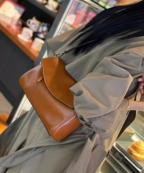 NiiNa(ニーナ)の「【 NiiNa / ニーナ 】【高品質牛革】2wayレトロカジュアルワンハンドルショルダーバッグ(ショルダーバッグ・レディース・ブラウン/ダークブラウン/グリーン/ブラック/ブラウン系・FREE)」の6枚目の写真