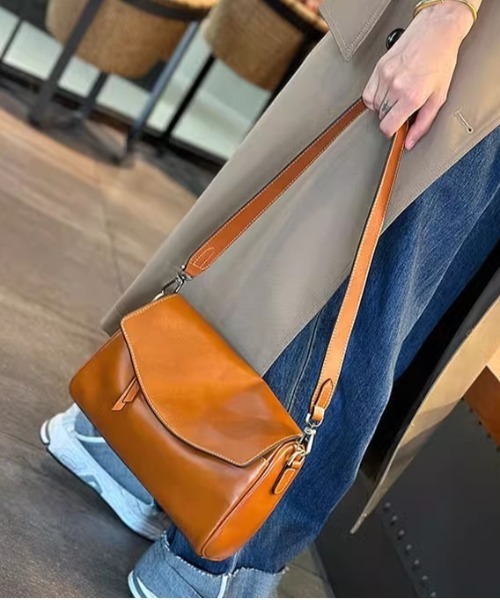 NiiNa(ニーナ)の「【 NiiNa / ニーナ 】【高品質牛革】2wayレトロカジュアルワンハンドルショルダーバッグ(ショルダーバッグ・レディース・ブラウン/ダークブラウン/グリーン/ブラック/ブラウン系・FREE)」の7枚目の写真