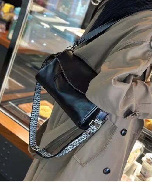 NiiNa(ニーナ)の「【 NiiNa / ニーナ 】【高品質牛革】2wayレトロカジュアルワンハンドルショルダーバッグ(ショルダーバッグ・レディース・ブラウン/ダークブラウン/グリーン/ブラック/ブラウン系・FREE)」の8枚目の写真