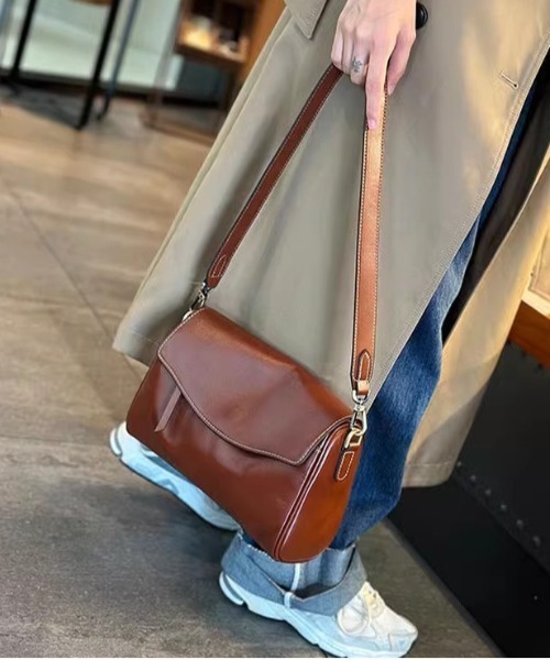 NiiNa(ニーナ)の「【 NiiNa / ニーナ 】【高品質牛革】2wayレトロカジュアルワンハンドルショルダーバッグ(ショルダーバッグ・レディース・ブラウン/ダークブラウン/グリーン/ブラック/ブラウン系・FREE)」の12枚目の写真