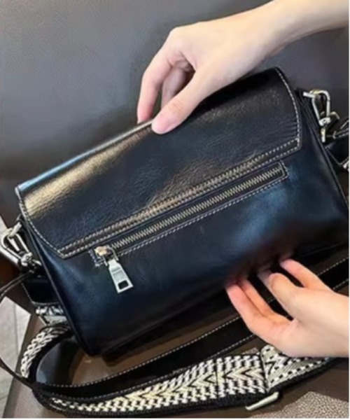 NiiNa(ニーナ)の「【 NiiNa / ニーナ 】【高品質牛革】2wayレトロカジュアルワンハンドルショルダーバッグ(ショルダーバッグ・レディース・ブラウン/ダークブラウン/グリーン/ブラック/ブラウン系・FREE)」の19枚目の写真