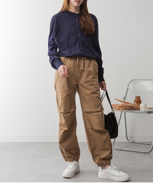RCD(アールシーディー)の「リラックスワイド パラシュートパンツ(チノパンツ・レディース・ベージュ/ブラック/カーキ・M/L/LL/3L/4L)」の1枚目の写真