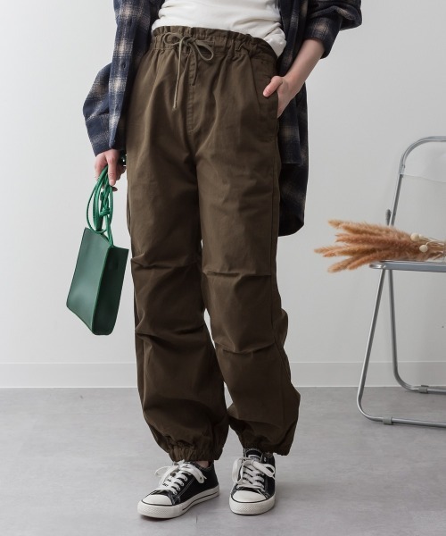 RCD(アールシーディー)の「リラックスワイド パラシュートパンツ(チノパンツ・レディース・ベージュ/ブラック/カーキ・M/L/LL/3L/4L)」の3枚目の写真