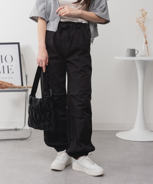 RCD(アールシーディー)の「リラックスワイド パラシュートパンツ(チノパンツ・レディース・ベージュ/ブラック/カーキ・M/L/LL/3L/4L)」の2枚目の写真