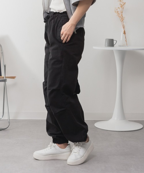 RCD(アールシーディー)の「リラックスワイド パラシュートパンツ(チノパンツ・レディース・ベージュ/ブラック/カーキ・M/L/LL/3L/4L)」の11枚目の写真