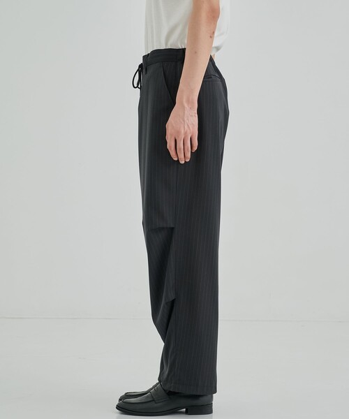 UNITED TOKYO（ユナイテッドトウキョウ）の「SUMMER WOOL パラシュートパンツ（カーゴパンツ・メンズ・ブラック/グレイッシュベージュ・1/2）」の12枚目の写真