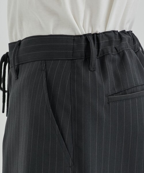 UNITED TOKYO（ユナイテッドトウキョウ）の「SUMMER WOOL パラシュートパンツ（カーゴパンツ・メンズ・ブラック/グレイッシュベージュ・1/2）」の7枚目の写真